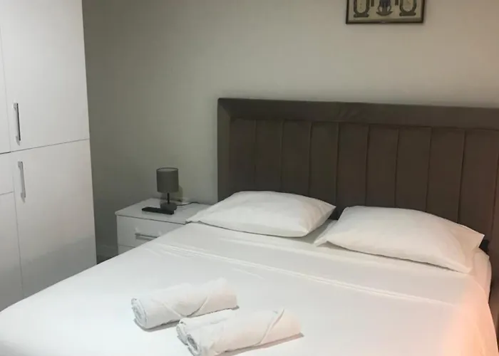 Home Inn Apartaments Tirana شقة